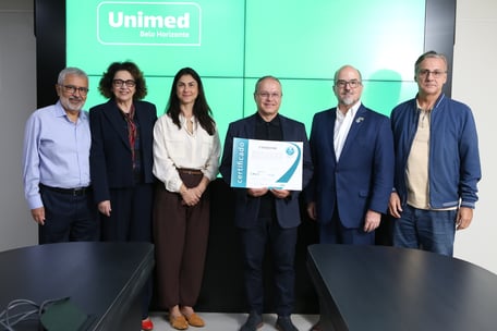 Na foto, diretores da Unimed-BH, o vice-presidente da DNV Business Assurance Brasil, Adriano Duarte e a xxx