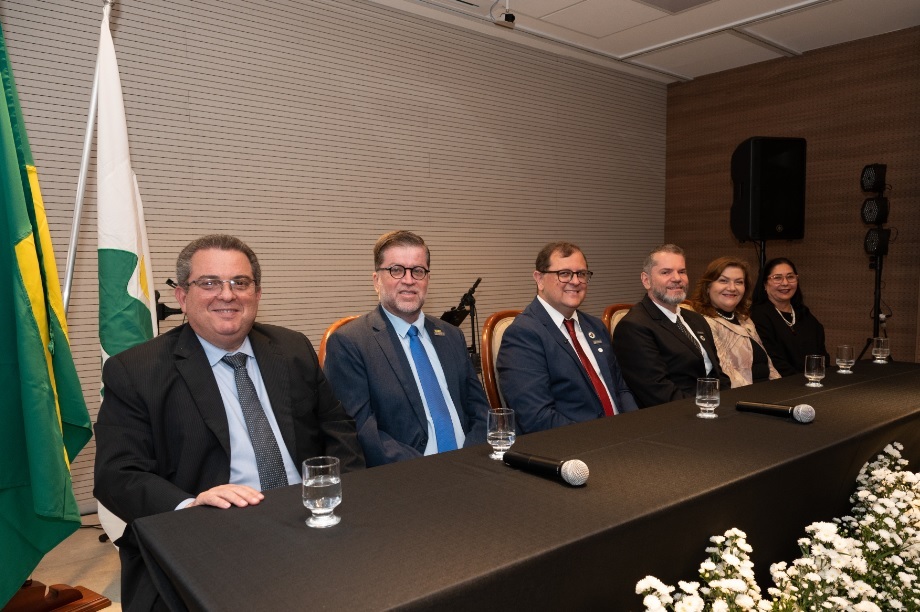 Fábio Augusto de Castro Guerra (AMMG), Fernando Luiz de Mendonça (FMB), André Christiano dos Santos (Sinmed-MG), Jordani Campos Machado (Sinmed-MG), Cibele Alves de Carvalho (CFM), Regina Eto (CRM-MG) (Crédito: Gláucia Rodrigues)