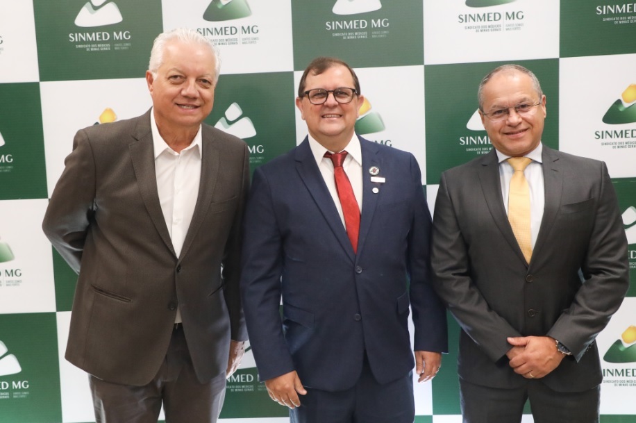 Presidente Credicom, João Augusto de Oliveira Fernandes; diretor-presidente Sinmed-MG, André Christiano dos Santos, presidente da Unimed-BH, Frederico Peret (Crédito: Gláucia Rodrigues)